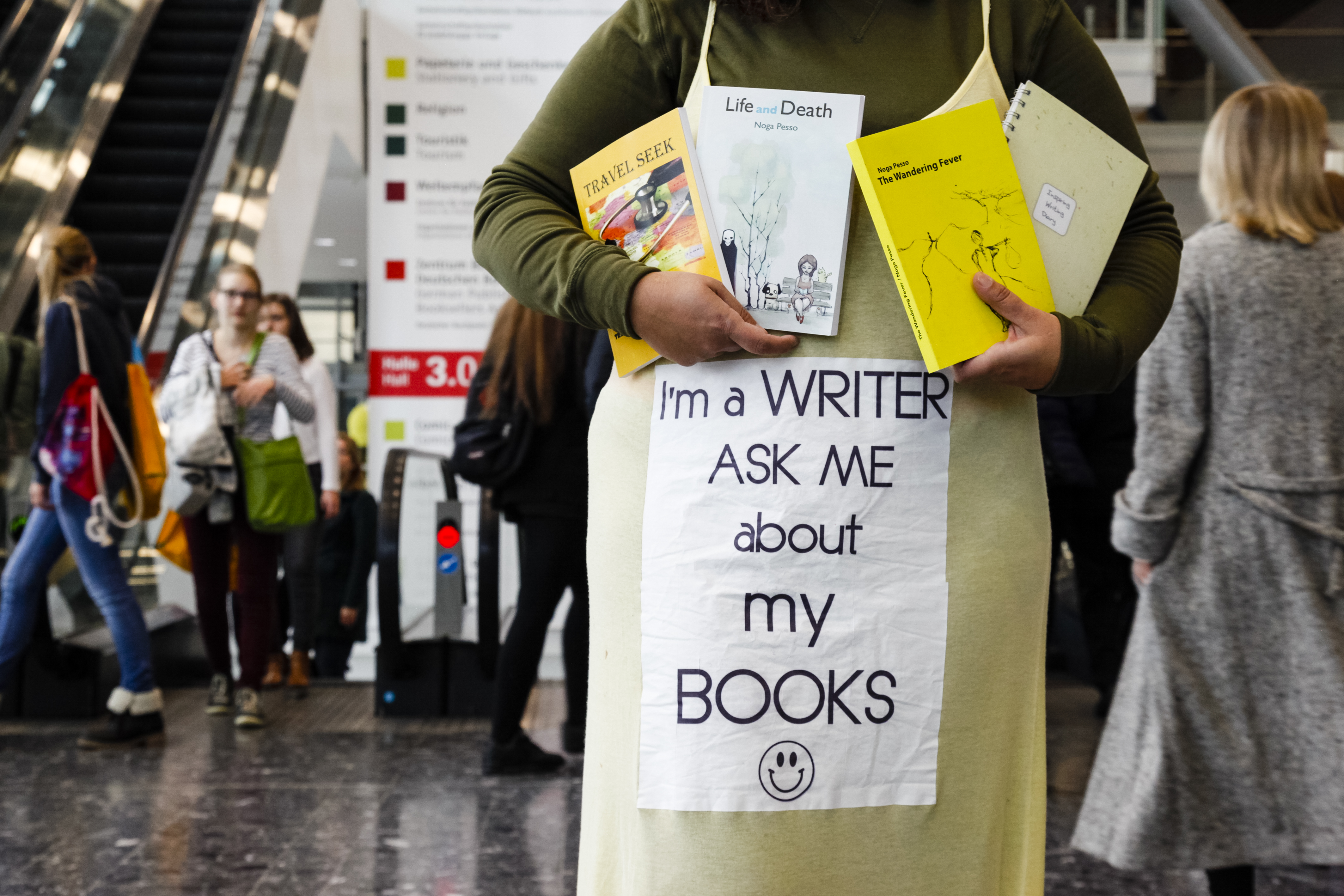 Frankfurt am Main, Hessen, Hesse, Deutschland, Germany. 21.10.2016. Autorin bewirbt ihre Bücher. Flandern und Niederlande sind die Ehrengaeste der Frankfurter Buchmesse 2016. Alljaehrlich im Herbst, findet in Frankfurt am Main, die Frankfurter Buchmesse, die groesste Buechershow der Welt statt. Flanders and Netherlands are the Guest of Honour 2016 at the Frankfurt Book Fair. © Copyright: Marc Jacquemin / Frankfurter Buchmesse Presse- und Unternehmenskommunikation Ausstellungs- und Messe-GmbH des Boersenvereins des Deutschen Buchhandels Braubachstraße 16 60311 Frankfurt am Main press@book-fair.com © Copyright-free for journalistic purposes only, no other rights are available. © Copyright frei nur fuer journalistische Zwecke. Keine Model-Release-Vertraege/Persoenlichkeitsrechte der abgebildeten Personen vorhanden. Keine Weitergabe an Dritte. Belegexemplar erbeten an: Frankfurter Buchmesse Presse- und Unternehmenskommunikation Ausstellungs- und Messe-GmbH des Boersenvereins des Deutschen Buchhandels Braubachstraße 16 60311 Frankfurt am Main press@book-fair.com