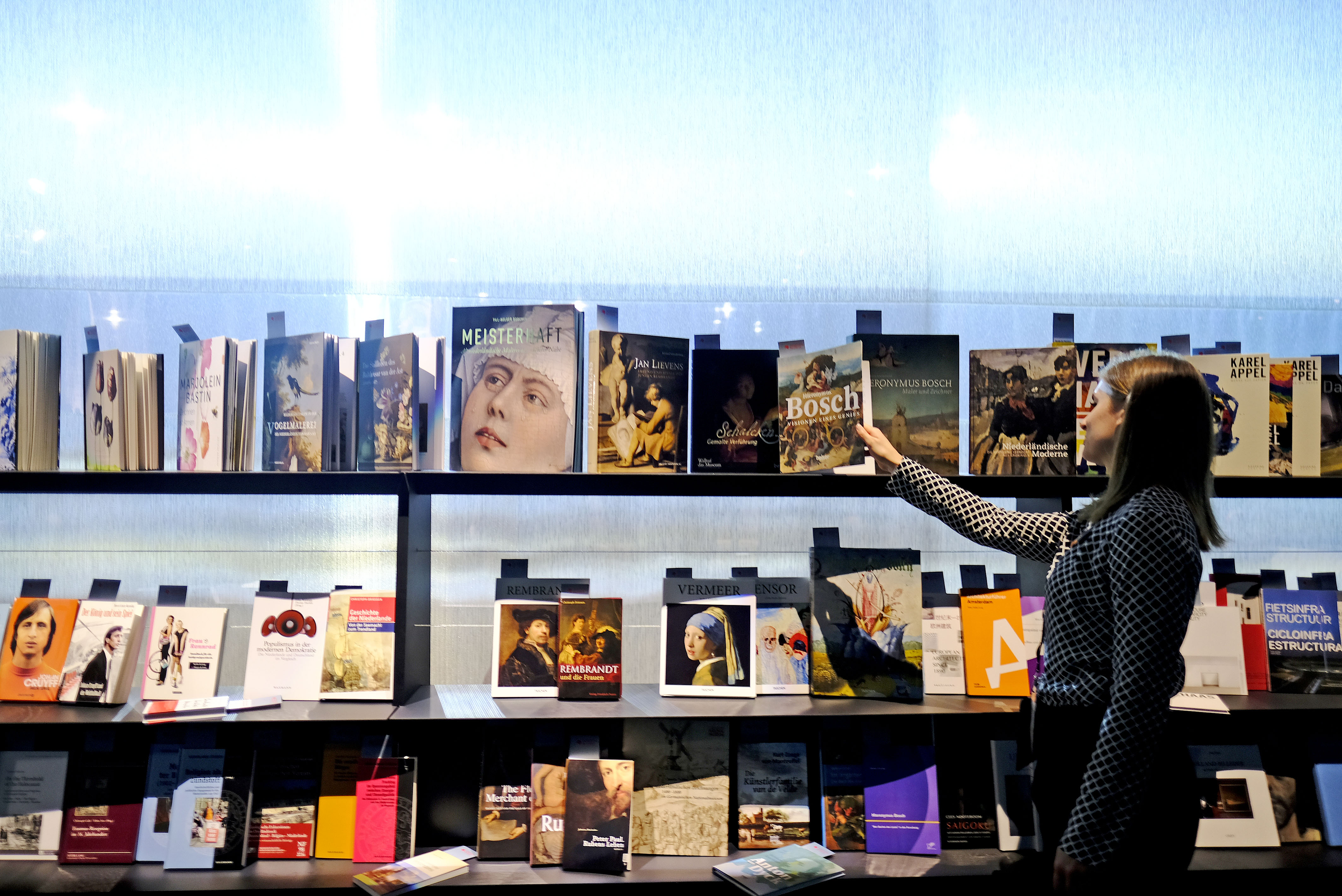 Frankfurt am Main, Hessen, Hesse, Deutschland, Germany. 18.10.2016 Menschen laufen umher im Eherengast Pavillon der gastlaender Flandern und Niederlande Flandern und Niederlande sind die Ehrengaeste der Frankfurter Buchmesse 2016. Flanders and Netherlands are the Guest of Honour 2016 at the Frankfurt Book Fair