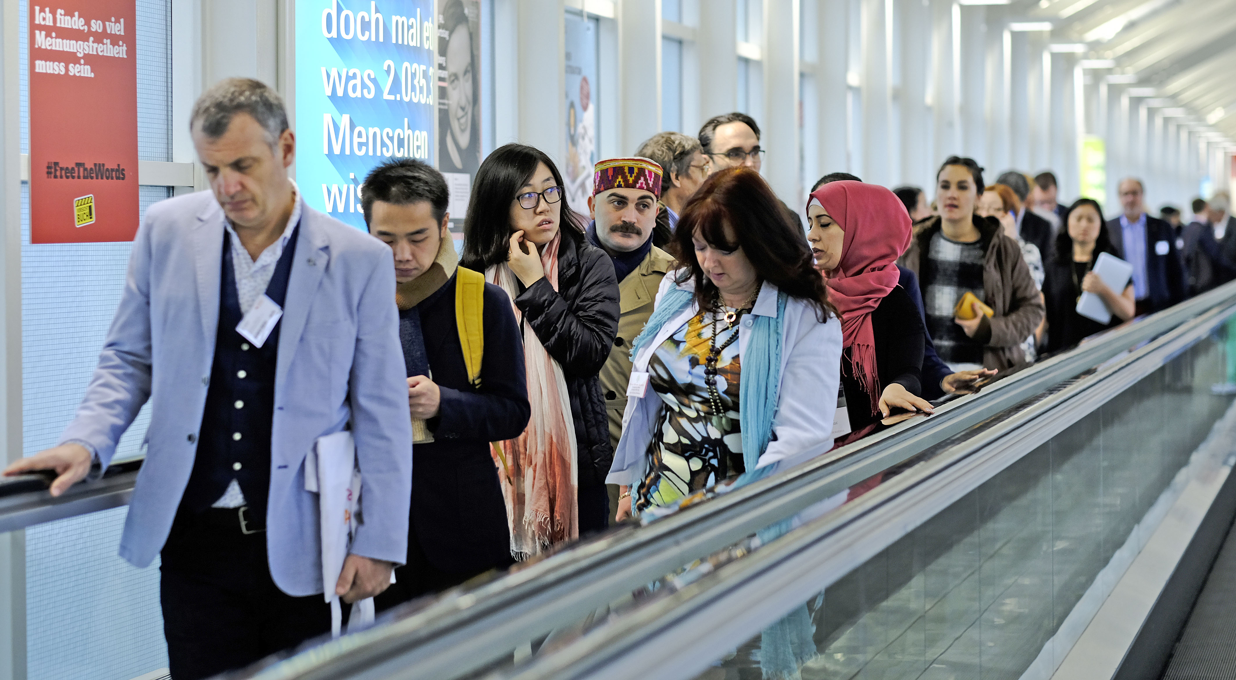 Frankfurt am Main, Hessen, Hesse, Deutschland, Germany. 20.10.2016 Impressionen von Besuchern in Gaengen und auf Rolltreppen Flandern und Niederlande sind die Ehrengaeste der Frankfurter Buchmesse 2016. Flanders and Netherlands are the Guest of Honour 2016 at the Frankfurt Book Fair